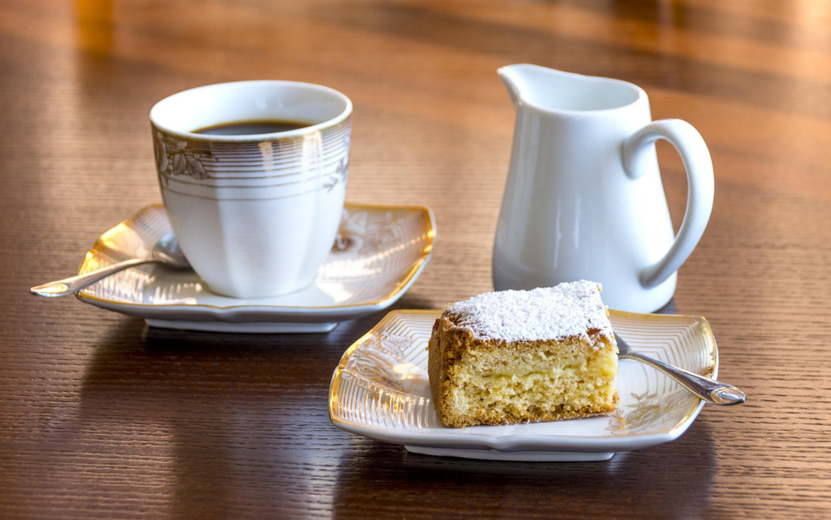 Coffee and cake on a restaurant table