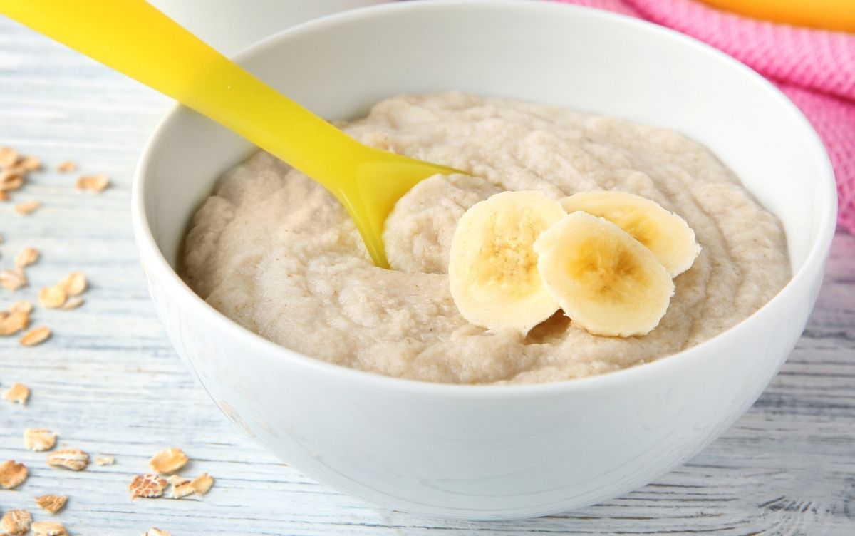 Bowl of porridge with slices of banana on top, for a healthy breakfast.